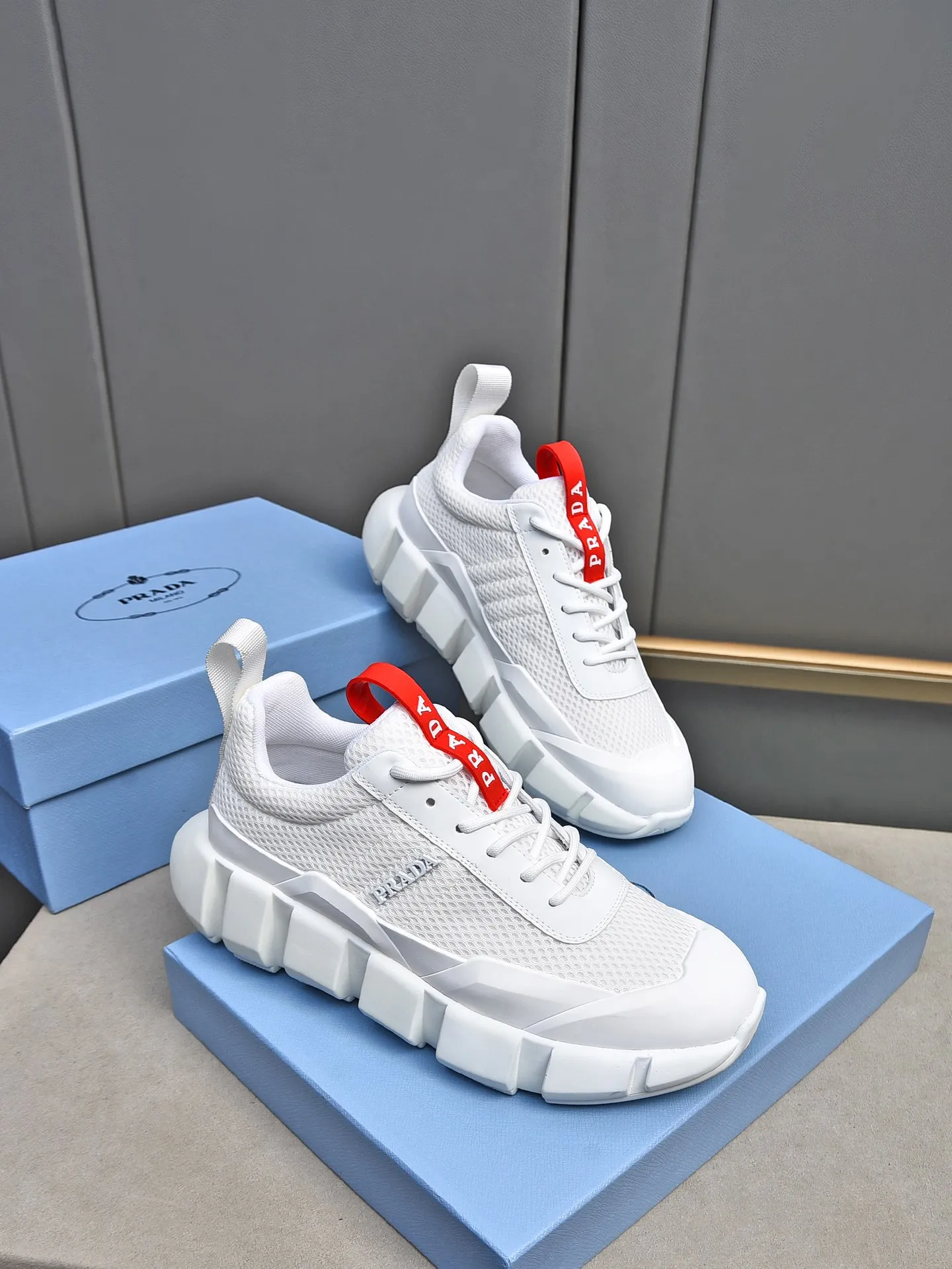 Men's shoes 💰480 PRADA/Prada men's lace-up casual sports shoes, the upper is made of cowhide leather and breathable mesh. It is soft, comfortable and breathable. The tongue is decorated with the PRADA brand letter logo. The thick rubber sole echoes the red label tongue. The style is fashionable and generous. The details are carefully crafted. A casual sports shoe with a super fashionable look on the foot. Excellent breathability!  Size: 38-44 (45 46 customized)